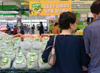 [포토]하나로마트에서 특별할인...집중 호우 피해 농산물