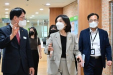 [포토] 최호정 의장, 추석 앞두고 코로나19 취약한 노인요양시설 방문
