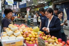 [포토]이순희 강북구청장, 추석 명절 맞아 전통시장 방문