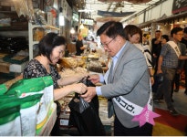 [포토] 마포구청장, 추석 맞이 전통시장 방문해 환경소통 행보