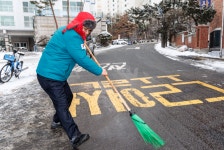 [포토]박강수 마포구청장, 강설에 직접 제설 상황 환경점검