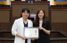 윤영희  시의원, ‘친절한홍한의원 재택의료센터’ 의료진 12명에 의장표창 수여