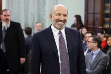 스마트폰 등 전자제품 관세 면제는 일시적…루트닉 한 달 내 새 관세 적용될 수도