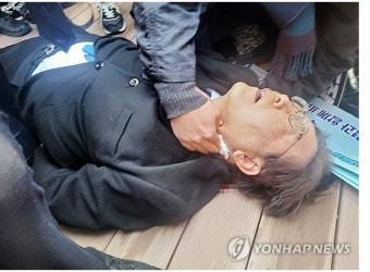 이재명, 부산 가덕도 신공항부지 방문 중 피습...피 흘린 채 쓰러져.