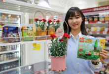 5월은 편의점 대목...GS25, 순금 카네이션·차별화 완구 선봬