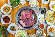 [K-로컬 미식여행 33선] (3) 오랫동안 한국인의 입맛을 사로잡은 소갈비구이, 수원 왕갈비