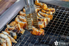 [K-로컬 미식여행 33선] (25) 겉은 바삭하고 속은 기름진 풍부한 맛, 고창 민물장어