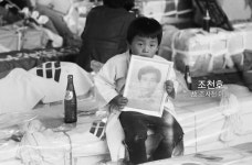 43년 만에 5·18 꼬마 상주 촬영 외신 사진기자 찾아낸 KBS 다큐 인사이트...로숑과 쇼벨이 본 80년 광주 주목
