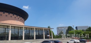 전북대 삼성문화회관, 세계한상대회 앞두고 커지는 갈등·한숨...시설·장비 교체 특정업체 선정·공사 강행, 60억 기부자 뜻 위배, 대형... 