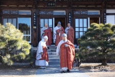 원로스님들이 움직인다...복지부동 해인사 방장 질책