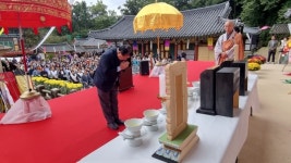 참 진리인 불법의 기치를 들고 나아갈 것