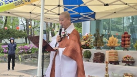 종정 성파대종사 원각사에 공양시방제중생 하라