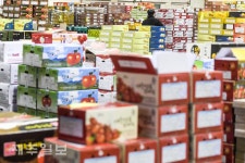 과일박스가 높게 쌓인 공판장