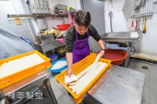 김이 모락 모락 떡국용 가래떡