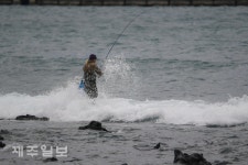 파도를 맞으며 느끼는 손맛