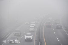 짙은 안개가 낀 평화로