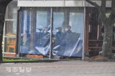내리는 비 구경하는 어르신들