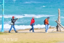 찬바람 속 해수욕장 산책