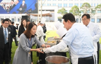 앞치마 두른 尹대통령, 기자들과 용산서 김치찌개 만찬