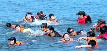 제주도교육청.제주해경, 바다 생존수영 교육 실시