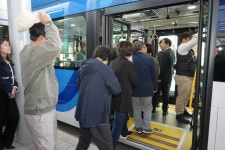 버스정류장의 진화…제주 섬식정류장 첫선