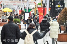 크리스마스 앞두고 북적이는 칠성로