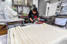 김이 모락 모락 떡국용 가래떡