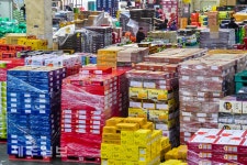 과일박스가 높게 쌓인 공판장