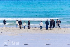 포근한 날씨에 바닷가 산책