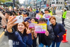 탄핵선고에 환호하는 사람들