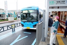 국내 첫 도입 섬식정류장·양문형버스 가동에 곳곳서 혼선