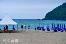 한산한 주말 해수욕장