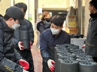 [나눔 현장] 인천국제공항공사노동조합, 취약계층 이웃에 연탄 봉사활동