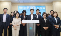 같은 민주당도 등 돌려...부천시의회 민주당 의원들 성추행 의원 사퇴하라