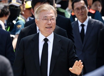 검찰, 문재인 전 대통령 뇌물수수 피의자로 적시
