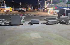 태안 만리포 워터스크린 광장, 공사 자재 방치… 관광객 안전 빨간불