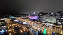 [르포] 광화문에 푸른 용이?...서울 빛초롱으로 물들다