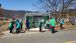 성주 수륜면 새마을회 버스승강장 청소 실시