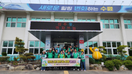 성주 수륜면 새마을회 승강장 청소