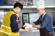 쿠팡풀필먼트서비스, 중복맞이 삼계탕 배식…평택1·2센터 직원들 격려