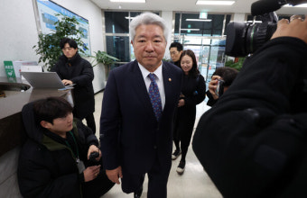 尹, 방통위원장에 김홍일 지명…이동관 가자 검사 출신을