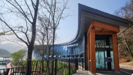 조성진의 라벨이 흐르는 호수 위 아트오브제-전주 아중호수도서관