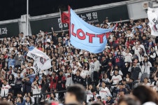 진격의 롯데…마! 시리즈로 야구빵 전쟁 참전