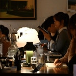 [Culture Pick] 책, 요즘 가장 힙한 취미…MZ세대는 왜 책에 빠졌을까?