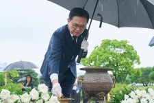 천안시, 위안부 피해자 기림의 날 추모행사…국립망향의동산서 헌화