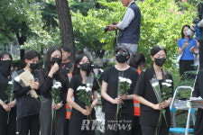[포토] 헌화 준비하는 동료교사들