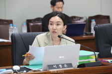 [포토] 자료 요구하는 이정은 파주시의회 의원