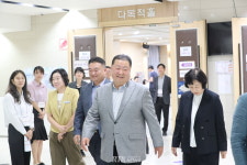 [포토] 사전투표를 마친 김경일 파주시장