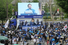 [포토] 이재명후보, 잠실야구장 앞 집중 유세