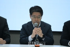 [포토] 질문에 답하는 임봉호 MNO사업부장